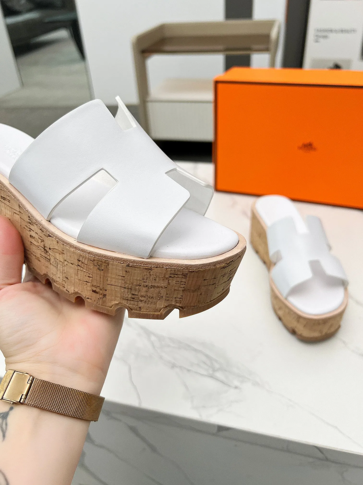 👟👟Ex-factory price 400👟👟 Hermès, upgraded version and workmanship materials. Hermes®🔴The highest version of handmade shoes on the market✨✨ Top product Hermès platform shoes🐎——————————The new model in early spring is the same as the original version, handmade by masters! ❥High-end customization, exclusive products, the highest version in the industry⚠❥Using: Hermers upper: Italian imported cowhide + sheepskin lining (pursuing top walking comfort) ✨～～〰〰〰〰❥ Packing: full set of original packaging━━━━Hermes━━━━━ size: 35-41 (42) customized and non-returnable)